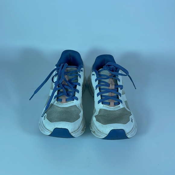 On Cloudrunner - Picture 2 of 6